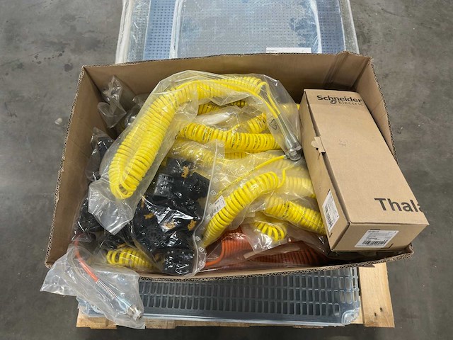 Partij schneider onderdelen - afbeelding 2 van  7