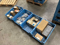 Partij schoenen, bouten en overige accesoires - afbeelding 1 van  15