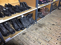 Partij schoenen in 4 vakken - afbeelding 1 van  5