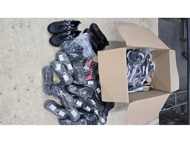 Partij schoenen - afbeelding 1 van  8