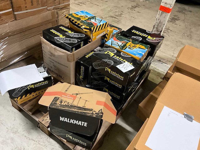 Partij schoenen - afbeelding 1 van  3