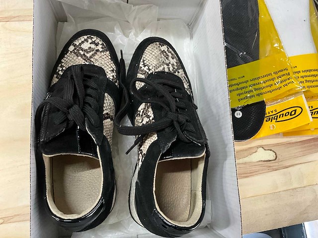 Partij schoenen - afbeelding 3 van  8