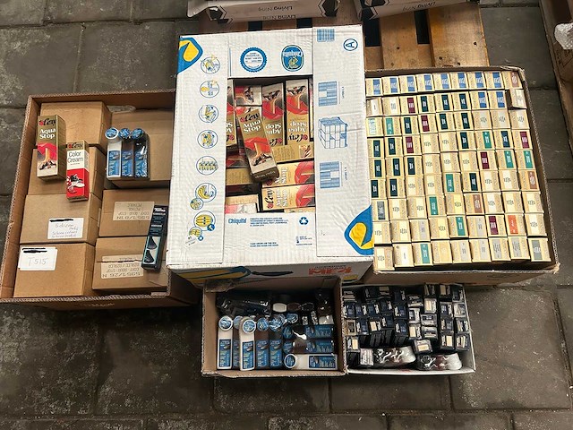 Partij schoenpoets, schoencrème, schoensmeer - afbeelding 2 van  9