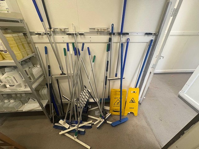 Partij schoonmaak materialen - afbeelding 1 van  3