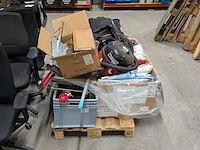 Partij schoonmaakartikelen, gereedschap en brandblussers