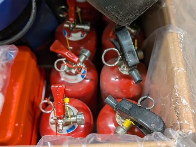 Partij schoonmaakartikelen, gereedschap en brandblussers - afbeelding 4 van  8
