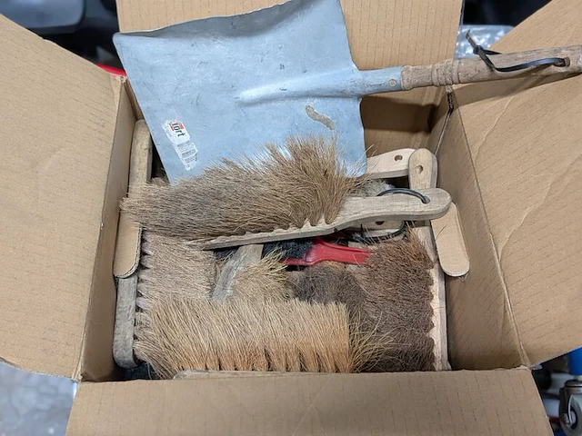 Partij schoonmaakartikelen, gereedschap en brandblussers - afbeelding 6 van  8