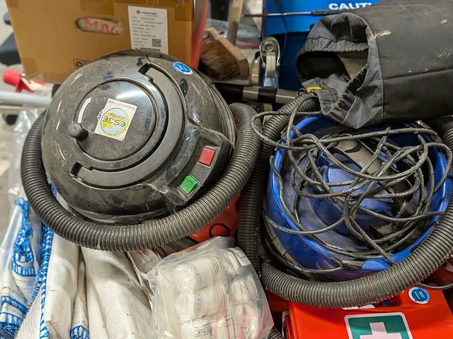 Partij schoonmaakartikelen, gereedschap en brandblussers - afbeelding 8 van  8