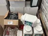 Partij schoonmaakartikelen w.o. korrelzeep en hand cleaner - afbeelding 1 van  7