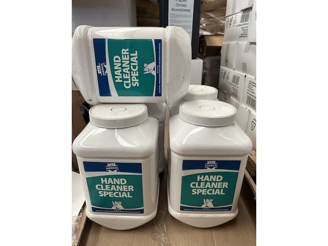 Partij schoonmaakartikelen w.o. korrelzeep en hand cleaner - afbeelding 3 van  7