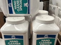Partij schoonmaakartikelen w.o. korrelzeep en hand cleaner - afbeelding 3 van  7