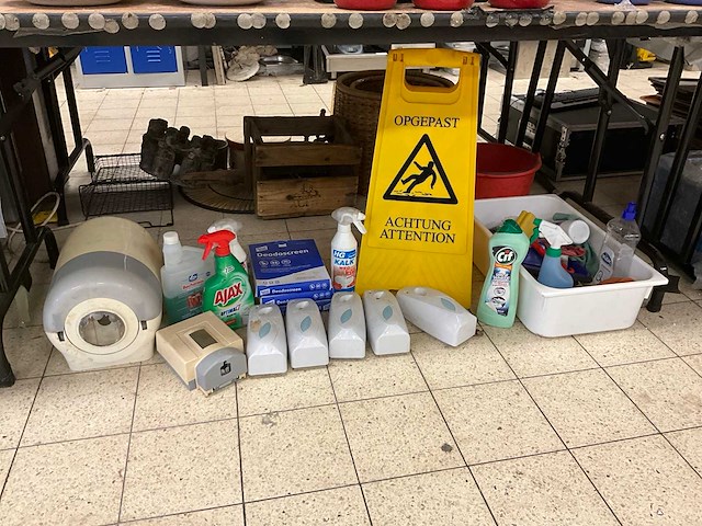 Partij schoonmaakartikelen - afbeelding 1 van  6