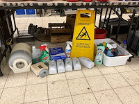 Partij schoonmaakartikelen - afbeelding 1 van  6