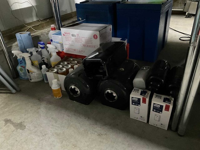Partij schoonmaakartikelen - afbeelding 1 van  7