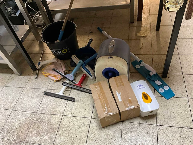 Partij schoonmaakartikelen - afbeelding 1 van  6
