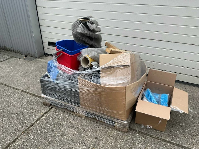 Partij schoonmaakartikelen - afbeelding 1 van  8