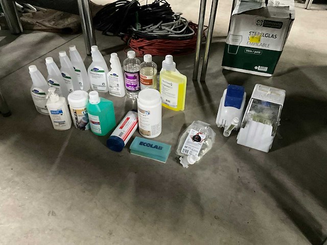 Partij schoonmaakartikelen - afbeelding 1 van  6