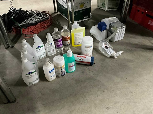 Partij schoonmaakartikelen - afbeelding 1 van  6