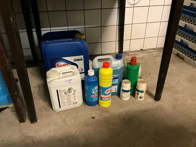 Partij schoonmaakartikelen/middelen - afbeelding 1 van  2