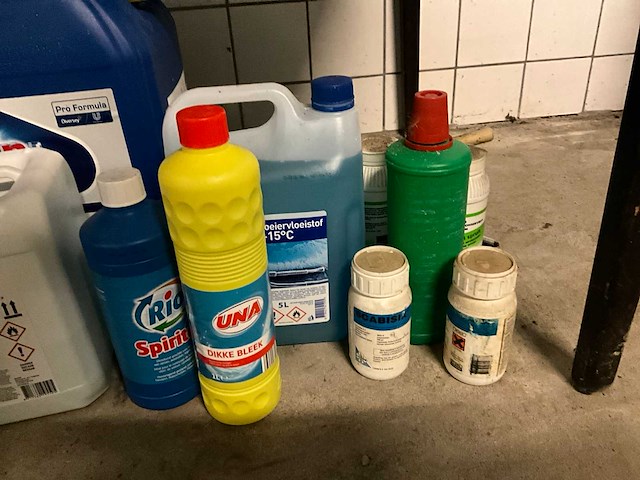 Partij schoonmaakartikelen/middelen - afbeelding 2 van  2