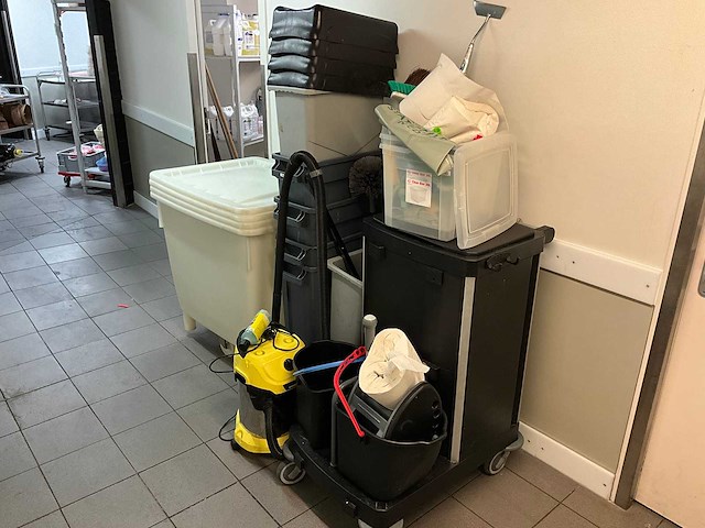 Partij schoonmaakbenodigdheden - afbeelding 1 van  10