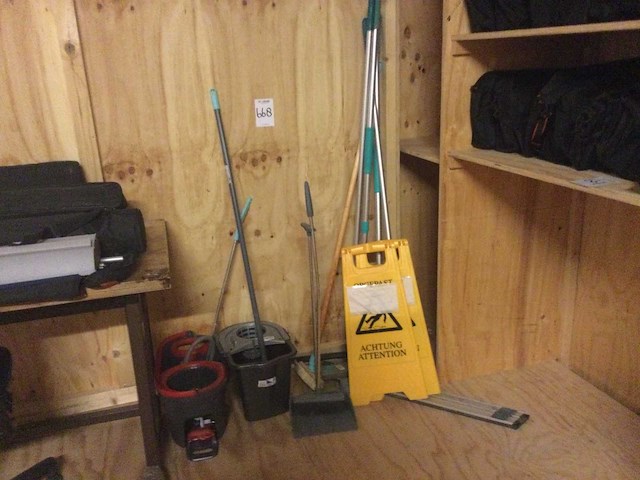 Partij schoonmaakbenodigheden - afbeelding 1 van  1