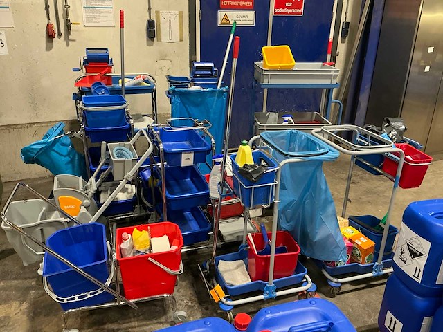Partij schoonmaakkarren - afbeelding 1 van  1