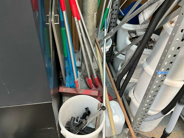 Partij schoonmaakmiddelen en apparatuur - afbeelding 4 van  13