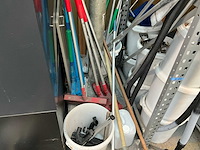 Partij schoonmaakmiddelen en apparatuur - afbeelding 4 van  13