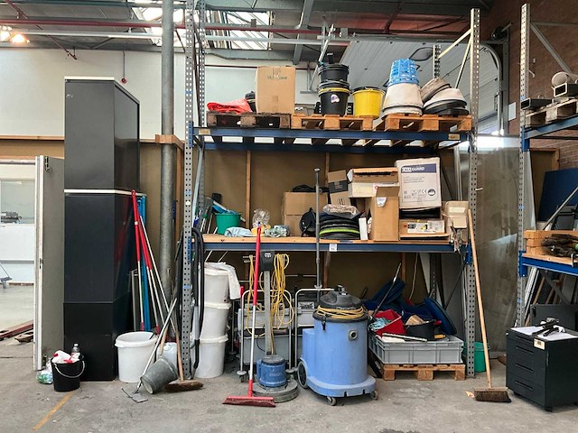 Partij schoonmaakmiddelen en apparatuur - afbeelding 1 van  13