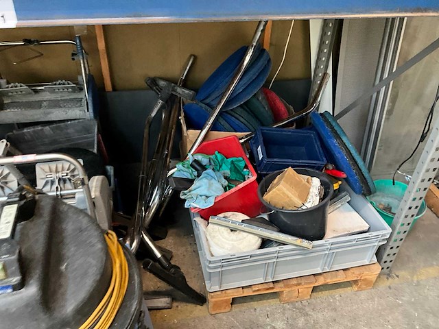 Partij schoonmaakmiddelen en apparatuur - afbeelding 7 van  13