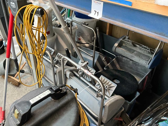 Partij schoonmaakmiddelen en apparatuur - afbeelding 8 van  13