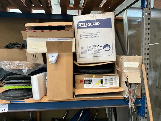 Partij schoonmaakmiddelen en apparatuur - afbeelding 9 van  13