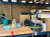 Partij schoonmaakmiddelen en apparatuur - afbeelding 10 van  13