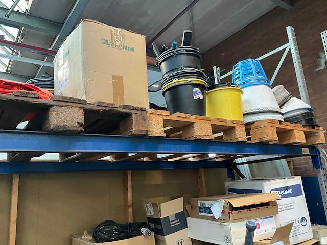 Partij schoonmaakmiddelen en apparatuur - afbeelding 11 van  13