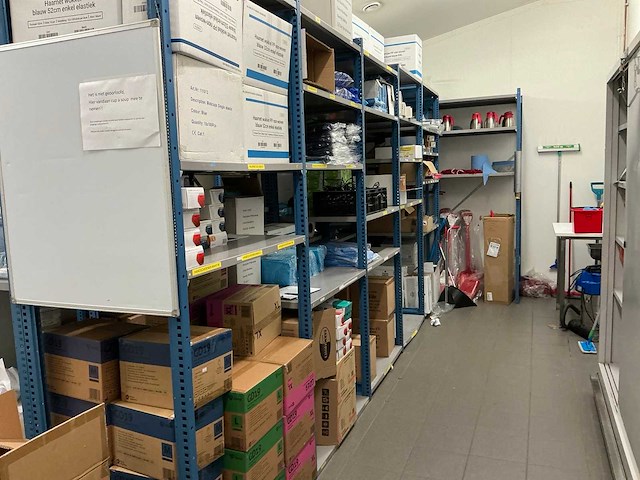 Partij schoonmaakmiddelen en disposables - afbeelding 2 van  3