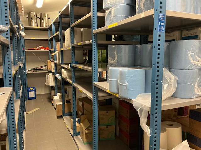 Partij schoonmaakmiddelen en disposables - afbeelding 1 van  4