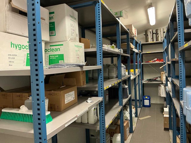 Partij schoonmaakmiddelen en disposables - afbeelding 2 van  4