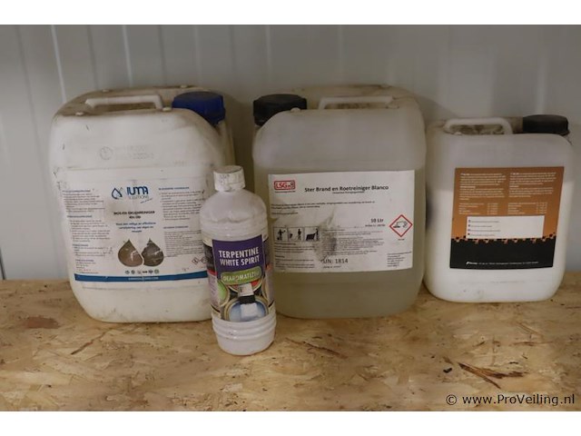 Partij schoonmaakmiddelen o.a. mos-en groenreiniger, brand & roetreiniger - afbeelding 1 van  5