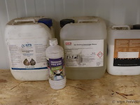 Partij schoonmaakmiddelen o.a. mos-en groenreiniger, brand & roetreiniger