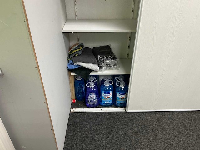 Partij schoonmaakmiddelen - afbeelding 1 van  10