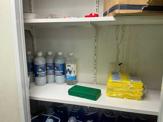 Partij schoonmaakmiddelen - afbeelding 9 van  10