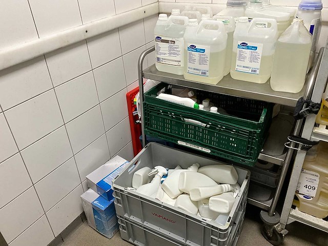 Partij schoonmaakmiddelen - afbeelding 1 van  4
