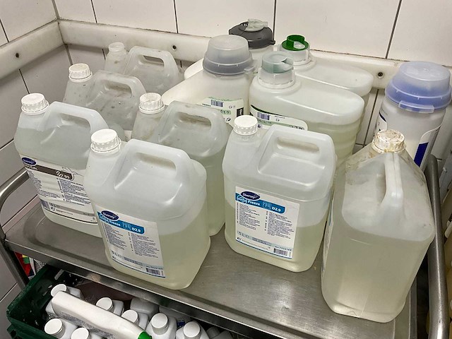 Partij schoonmaakmiddelen - afbeelding 2 van  4