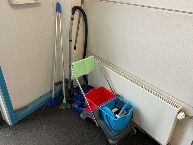 Partij schoonmaakmiddelen - afbeelding 1 van  2