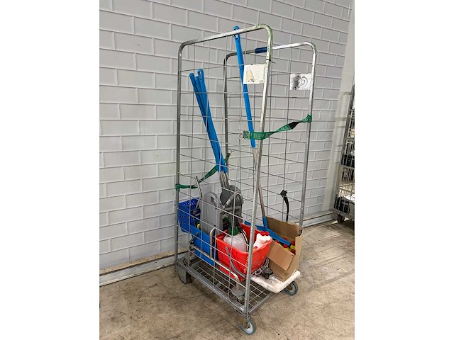Partij schoonmaakproducten en materialen zonder rolcontainer - afbeelding 4 van  4