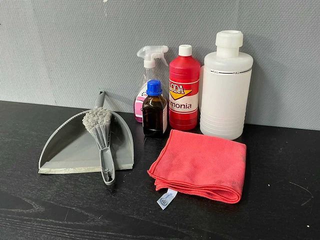 Partij schoonmaakspullen - afbeelding 1 van  7