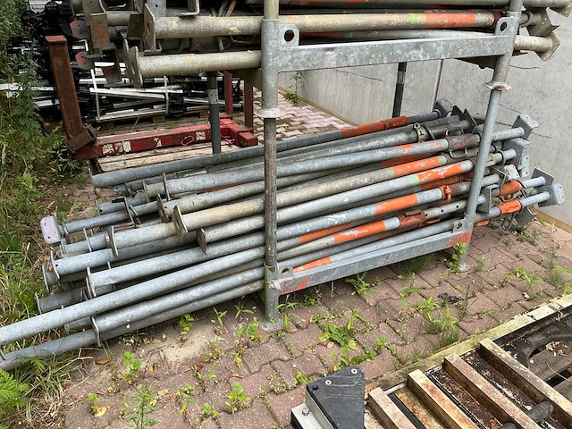 Partij schroefstempels in 2 stapelbokken - afbeelding 4 van  8