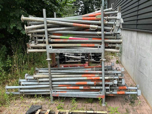 Partij schroefstempels in 2 stapelbokken - afbeelding 2 van  8