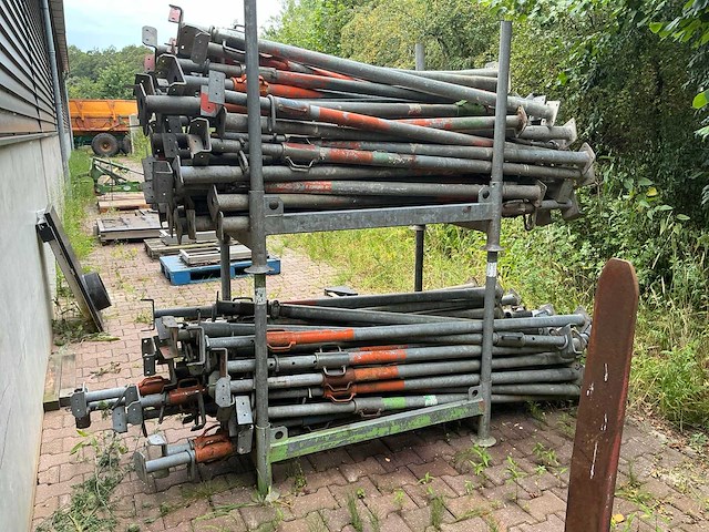Partij schroefstempels in 2 stapelbokken - afbeelding 3 van  8